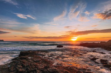 Kaya plajında güzel bir gün batımı. Phuket, Tayland