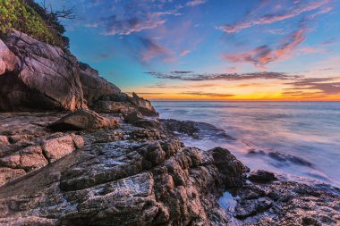 Kaya plajında güzel bir gün batımı. Phuket, Tayland