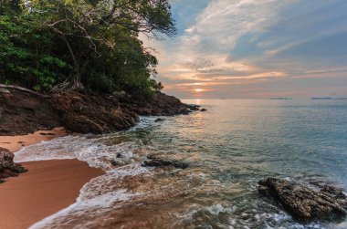 Kaya plajında güzel bir gün batımı. Phuket, Tayland