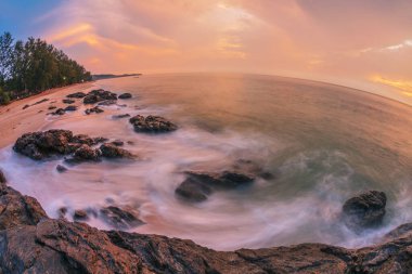 Balık gözlüklü mercekle günbatımında tropik bir sahil. Doğa arkaplanı 