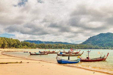 Kasvetli, dramatik gökyüzü altında, tropikal denizlerde tekneler. Tayland 