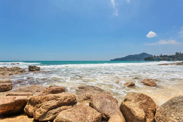 Vacker Tropisk Strand Med Havsutsikt Rent Vatten Blå Himmel Naturbakgrund — Stockfoto