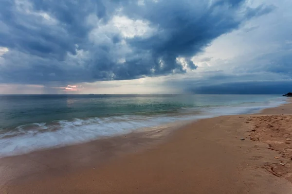 Smutný Tropický Západ Slunce Pláži Thajsko — Stock fotografie