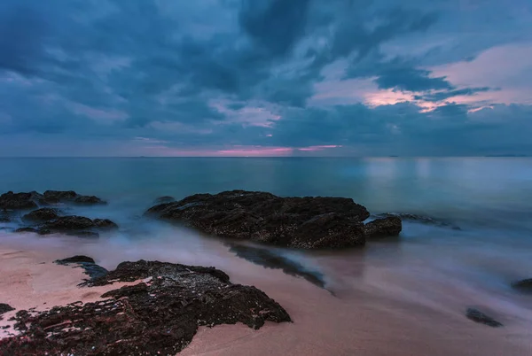 Beau Coucher Soleil Sur Plage Rochers Phuket Thaïlande — Photo