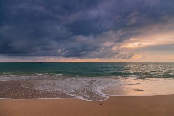 Ponury Tropikalny Zachód Słońca Plaży Tajlandia — Zdjęcie stockowe