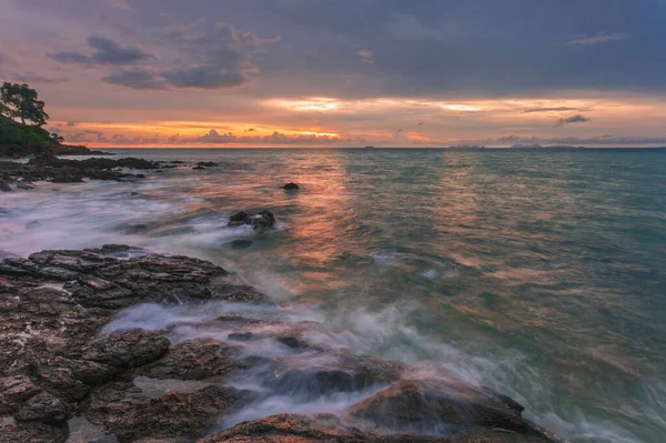 Kaya Plajında Güzel Bir Gün Batımı Phuket Tayland — Stok fotoğraf