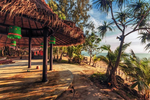 Bungalowy Tropikalnej Plaży Świetle Zachodu Słońca Tajlandia — Zdjęcie stockowe