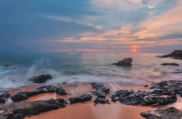 Hermosa Puesta Sol Playa Roca Phuket Tailandia —  Fotos de Stock