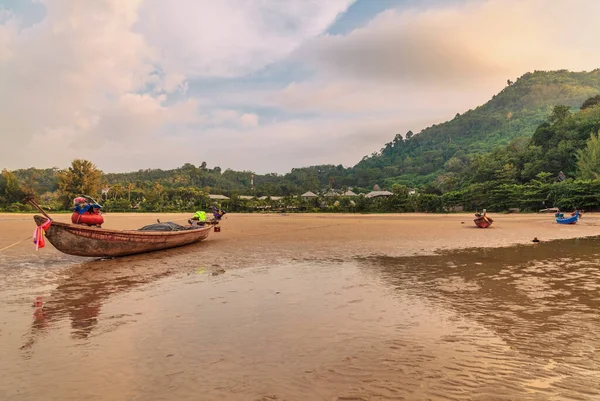 Лодка Пляже Закате Время Прилива Пляж Най Янг Пхукет Таиланд — стоковое фото