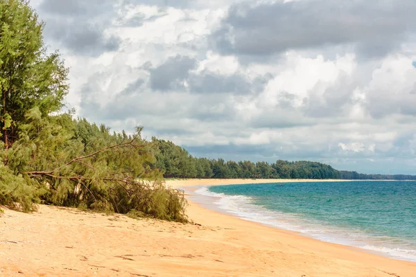 Prachtig Tropisch Strand Met Uitzicht Zee Schoon Water Blauwe Lucht — Stockfoto