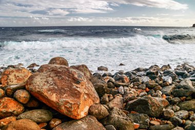 Büyük adanın okyanus manzaralı taşlı plajı. Hawaii mi? ABD 