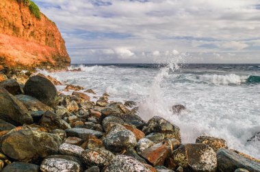 Büyük adanın okyanus manzaralı taşlı plajı. Hawaii mi? ABD 