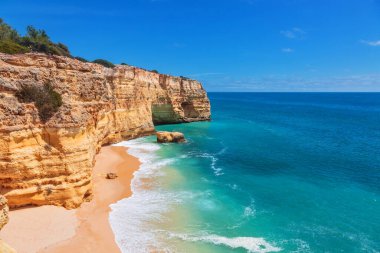 Praia dos Caneiros 'un ünlü plajı. Algarve.Portekiz