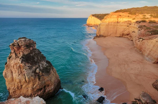 Praia dos Caneiros 'un ünlü plajı. Algarve.Portekiz