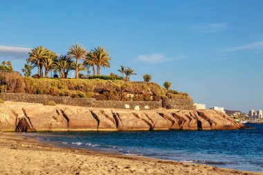 Costa Adeje 'deki El Duque plajı manzarası. Tenerife. Kanarya Adaları, İspanya