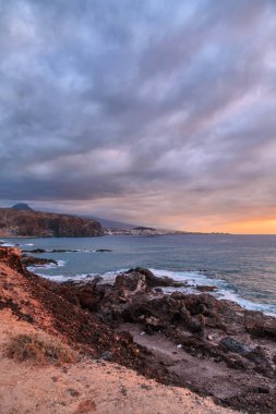 Günbatımında volkanik taşlar plajı Tenerife, Kanarya Adaları, İspanya 