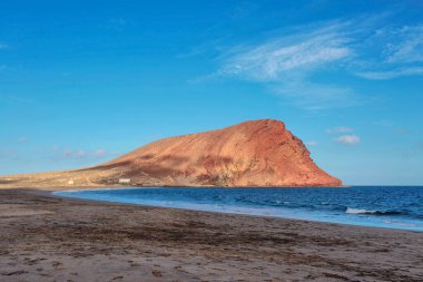 Terkedilmiş plaj Playa de la Tejita ile kırmızı dağ Roja, Tenerife, İspanya