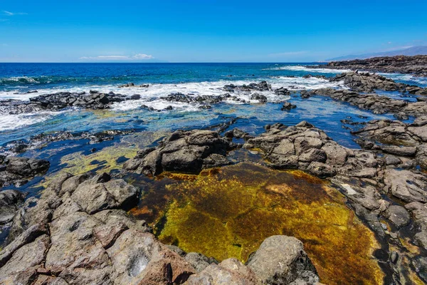 Kamienna Plaża Pod Błękitnym Niebem Wyspa Teneryfa Hiszpania — Zdjęcie stockowe