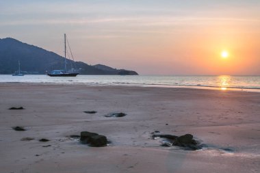 Güzel gün batımı tropikal kumsalda. Doğa arka plan. Nai Yang beach. Phuket. Tayland