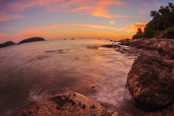 Beau Coucher Soleil Sur Plage Rochers Phuket Thaïlande — Photo