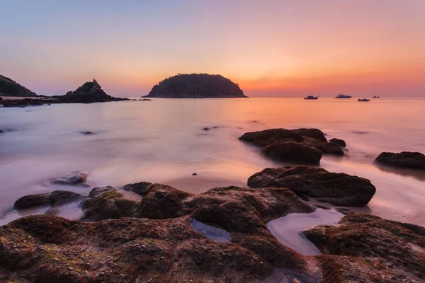 Bellissimo Tramonto Sulla Spiaggia Rocciosa Phuket Thailandia — Foto Stock