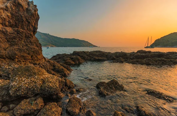 Kaya Plajında Güzel Bir Gün Batımı Phuket Tayland — Stok fotoğraf