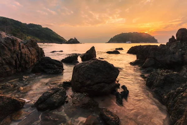 Hermosa Puesta Sol Playa Roca Phuket Tailandia — Foto de Stock