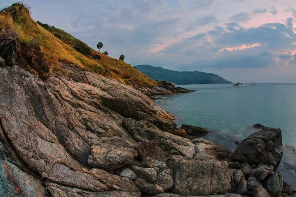 Güzel Günbatımında Günbatımında Plajda Kayalar Doğa Arkaplanı — Stok fotoğraf