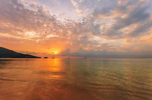 Playa Tropical Atardecer Fondo Naturaleza Playa Nai Yang Phuket Tailandia — Foto de Stock