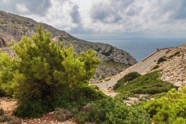 Manzara kasvetli dramatik gökyüzü (cape formentor) altında bir fırtına öncesi kayalık kıyılarının. Mallorca. Balear Adaları. İspanya