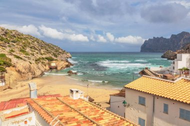 Güzel bir plaj ve deniz bay Cala San Vicente, Mallorca, Balear Adaları, İspanya