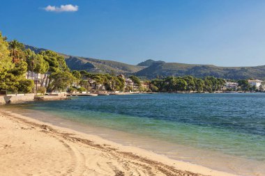 Deniz kenarındaki gezinti güvertesine bakın. Port de Pollenca, İspanya 'nın Mallorca eyaletinde yer alan bir şehirdir.