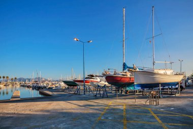Sabahın erken saatlerinde Port de Pollenca, Mallorca, İspanya Limanı 'nda yatlar