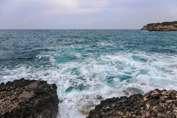 Kayalar Ile Gökyüzünün Altında Denize Manzara Mallorca Adası Spanya Akdeniz — Stok fotoğraf