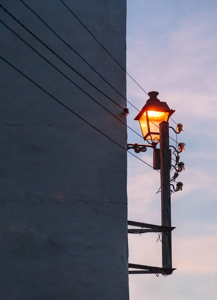 Utcai Lámpás Világít Éjszakában Naplemente Égboltján — Stock Fotó