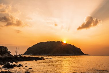 Günbatımında tropik plaj.