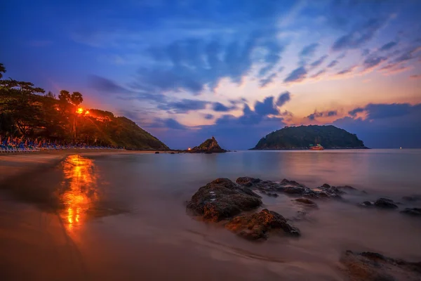 日没時の熱帯ビーチ. — ストック写真