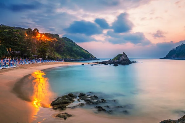 Tropisch strand bij zonsondergang. — Stockfoto