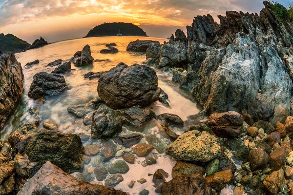 Tropisk strand vid solnedgången. — Stockfoto