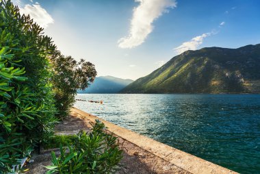 sisli dağlar deniz günbatımı