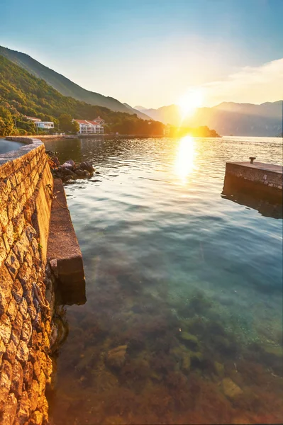 Strandpromenade mit Meer und Bergen — Stockfoto