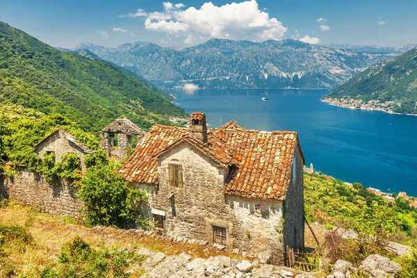 The old house with view on the sea and mountains — Stock Photo, Image