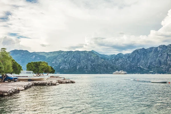 Mer et montagnes par mauvais temps — Photo