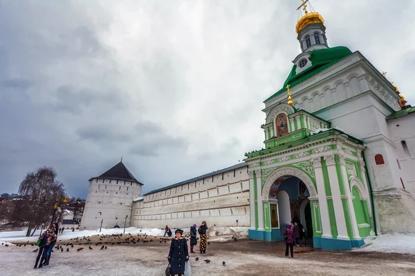 Många människor besöker trinity sergius lavra — Stockfoto