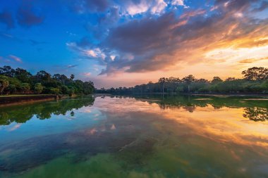 nehir kenarında antik khmer Budist tapınağı angkor wat kompleksi içinde