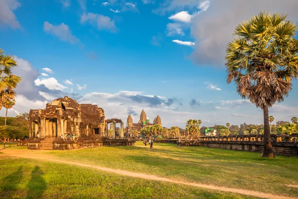 Templo de Angkor Wat na luz quente do por do sol — Fotografia de Stock