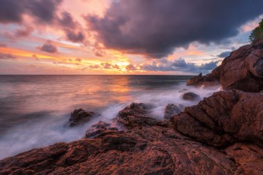 Günbatımında tropik plaj.