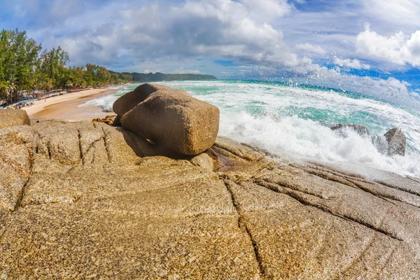 Spiaggia con cielo azzurro e sole — Foto Stock