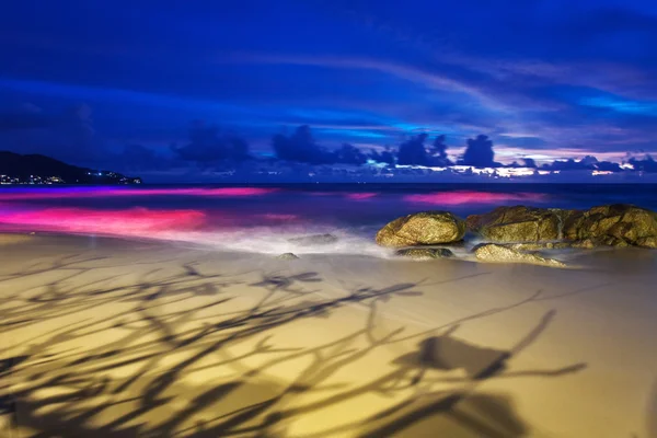Praia tropical após o pôr do sol em luzes de praia . — Fotografia de Stock