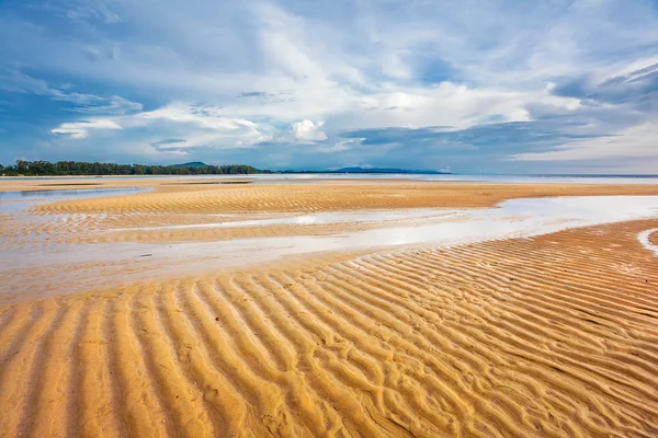 Красивый тропический пляж с волнами песок — стоковое фото